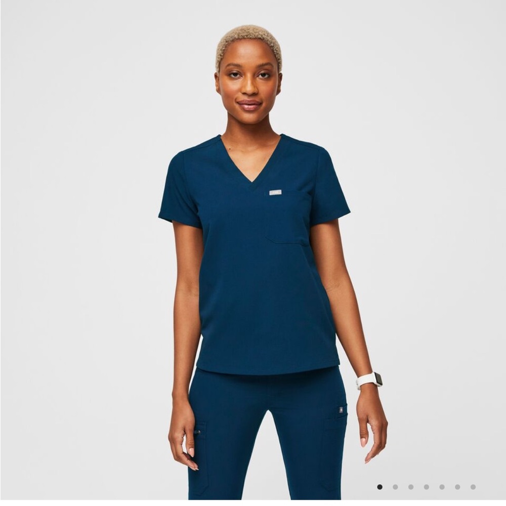 FIGS. Catarina one pocket scrub top in deep reef. Size M.